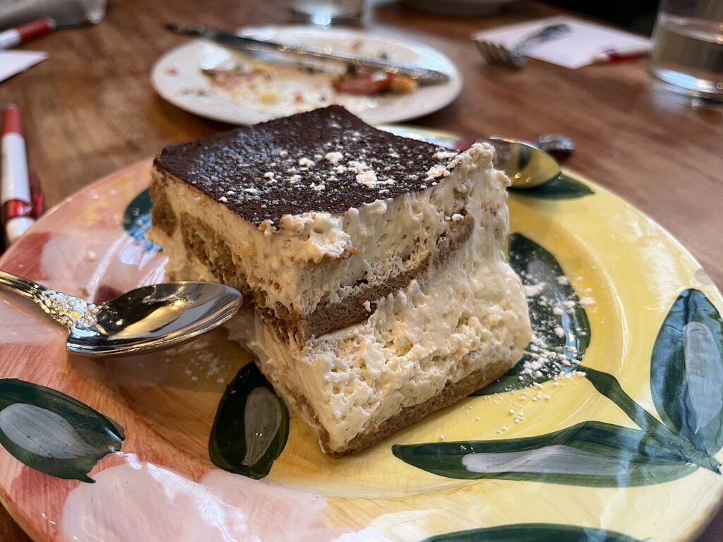 1280px-A_yummy_tiramisu