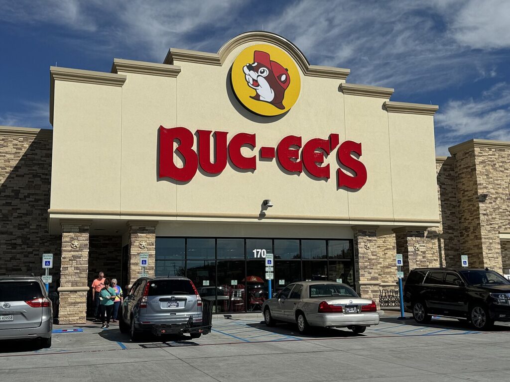 1280px-Buc-ee's_Sevierville_-_October_24_2023_-_Sarah_Stierch_01