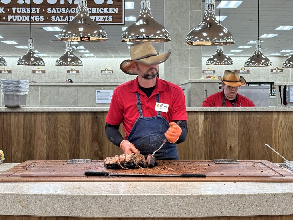 1280px-Buc-ee's_Sevierville_-_October_24_2023_-_Sarah_Stierch_10