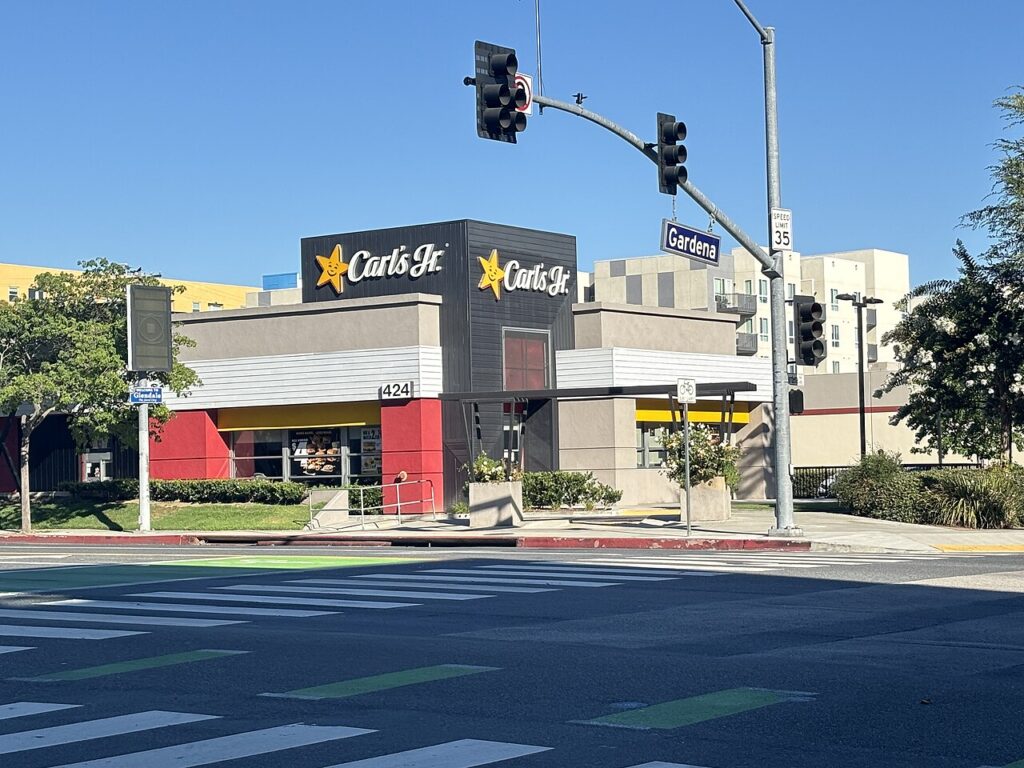 1280px-Carl's_Jr._restaurant_in_Glendale,_California