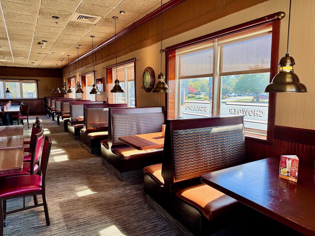 1280px-The_interior_dining_room_of_a_Red_Lobster_restaurant_in_Knoxville,_Tennessee_05