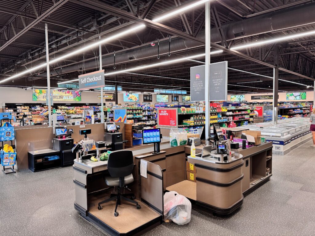 3840px-Aldi_Süd_supermarket_checkout_lanes_in_Franklin,_North_Carolina,_US_16 (1)