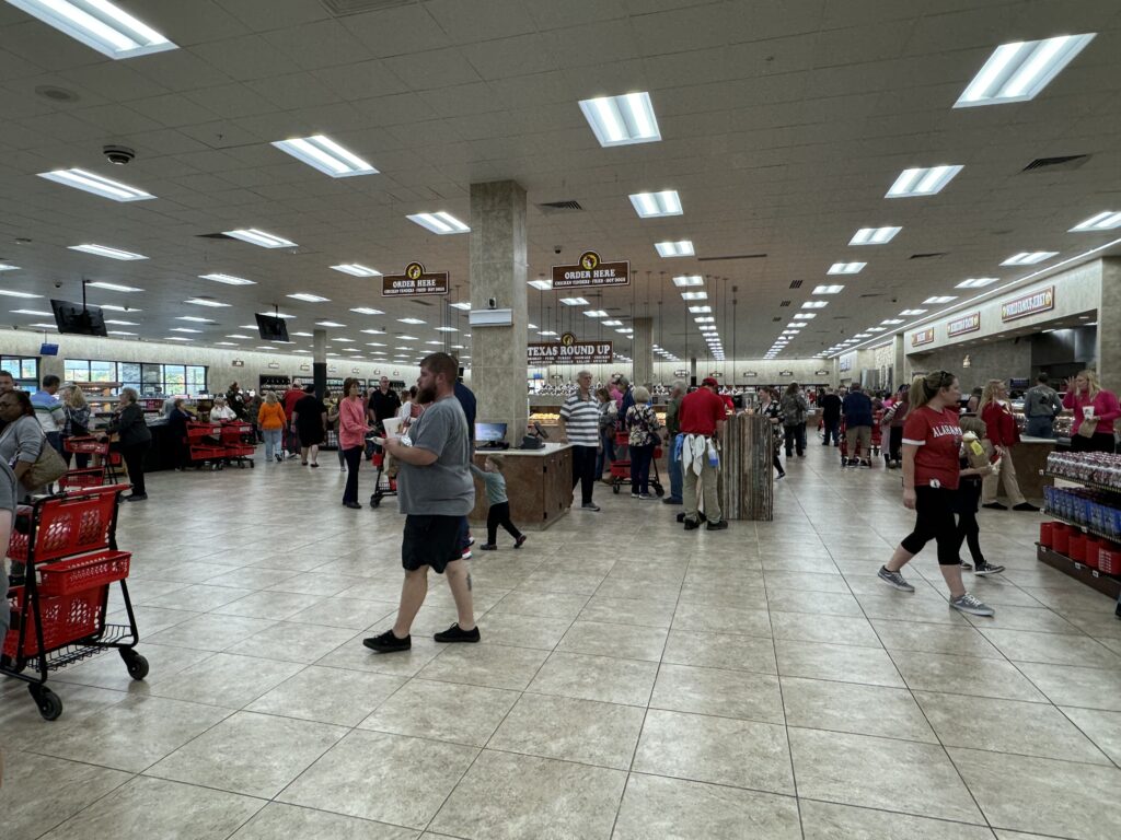 3840px-Buc-ee's_Sevierville_-_October_24_2023_-_Sarah_Stierch_05