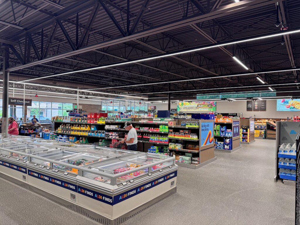 3840px-Interior_of_an_Aldi_Süd_supermarket_in_Franklin,_North_Carolina,_US_09 (1)
