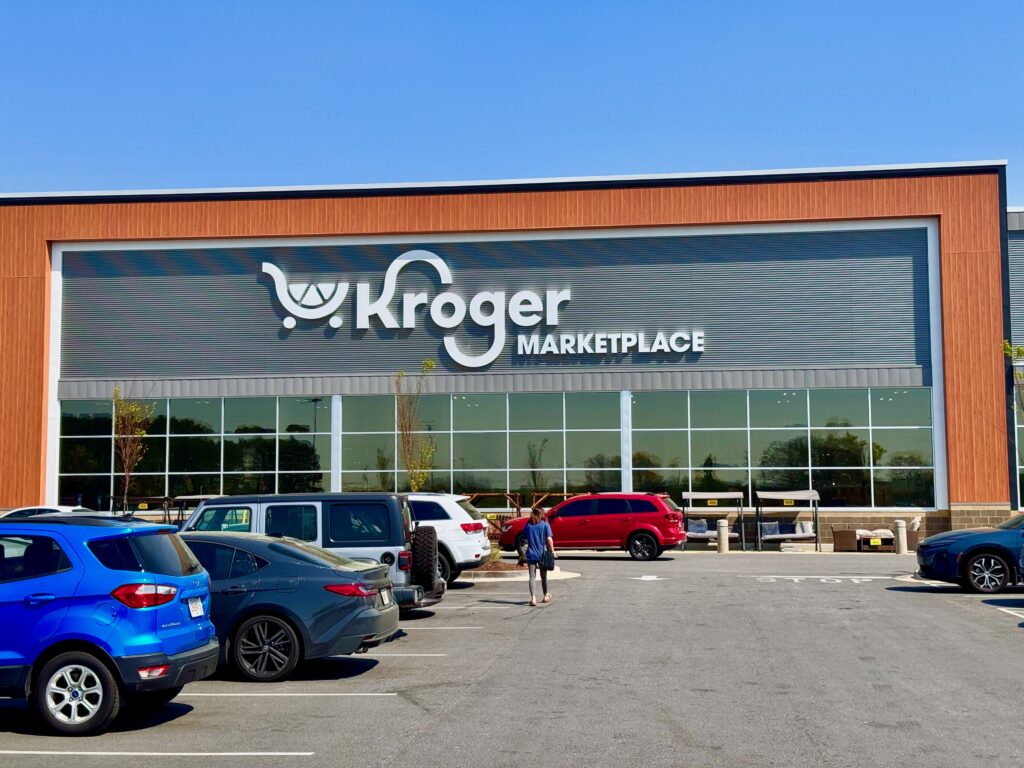 3840px-The_exterior_of_a_Kroger_Marketplace_store_in_Athens,_Georgia_05