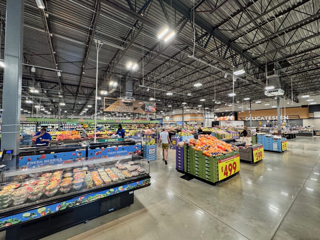 3840px-The_interior_produce_section_of_a_Kroger_Marketplace_store_in_Athens,_Georgia_02