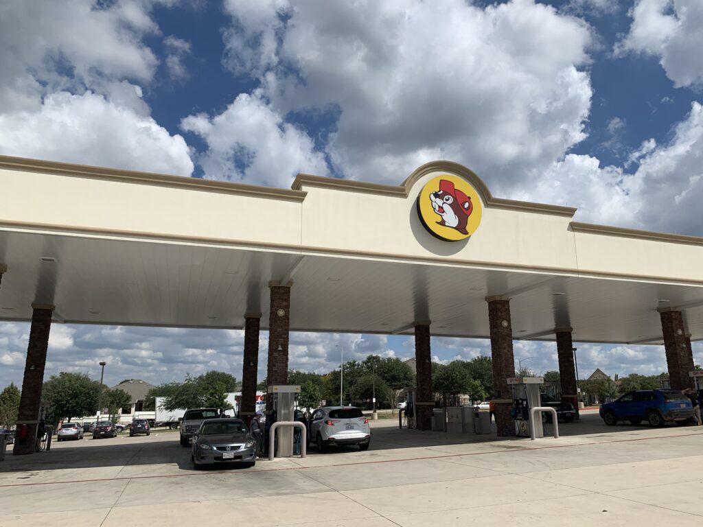 3840px-Buc-ee's_gas_station